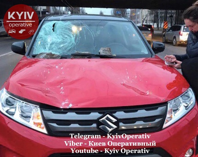 В Киеве куски моста разгромили проезжавшее под ним авто (фото)